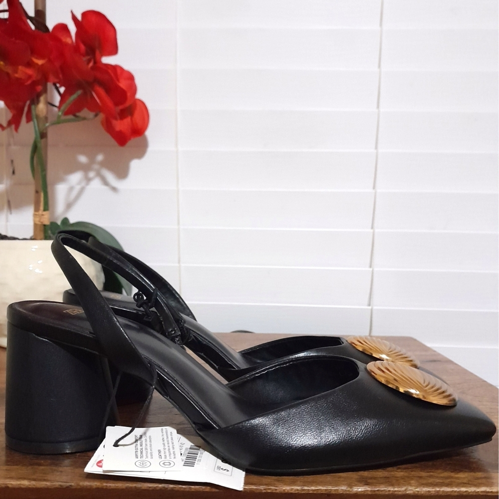 NWT (SMALL SPOT)ZARA Black Leather Large Gold Medallion Slingback Mule sz 38 (8)